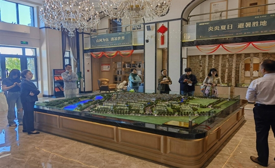 2.绿城发展项目总经理与业主一行参观Z6尊龙集团官方网站升级·江山府项目_副本.jpg