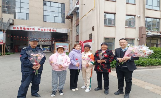 14.物业总公司敦化项目发展“感恩母亲节送康乃馨”活动_副本.jpg