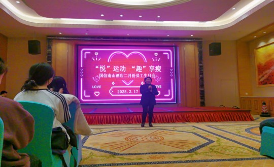 8.李琼华总经理为过生日员工奉上祝福_副本.jpg