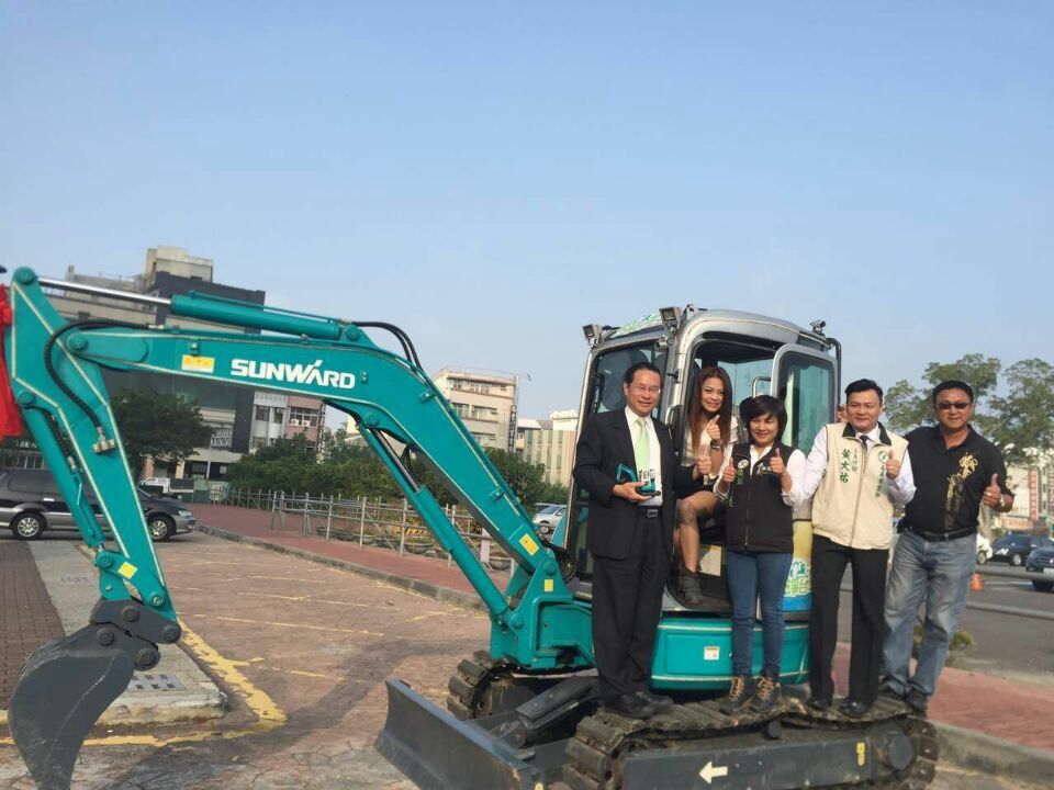 嘉義市长大赞九州ku酷游智能挖掘机环台义举