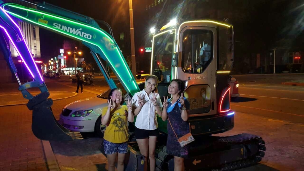 嘉義市长大赞九州ku酷游智能挖掘机环台义举