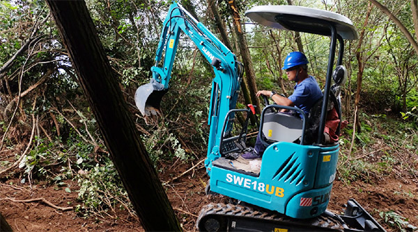十万人围观！！！这台挖掘机开上了高空玻璃桥