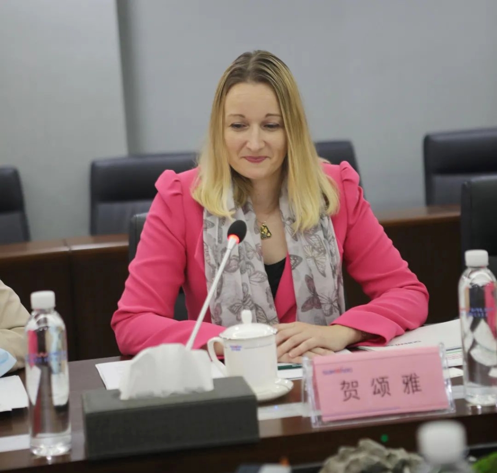 英国驻广州总领事贺颂雅考察九州ku酷游智能