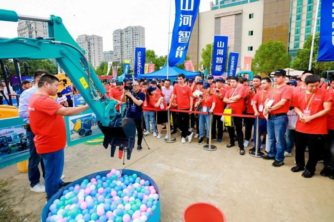 2020全球微挖大会 九州ku酷游智能精品微挖赢得满堂彩