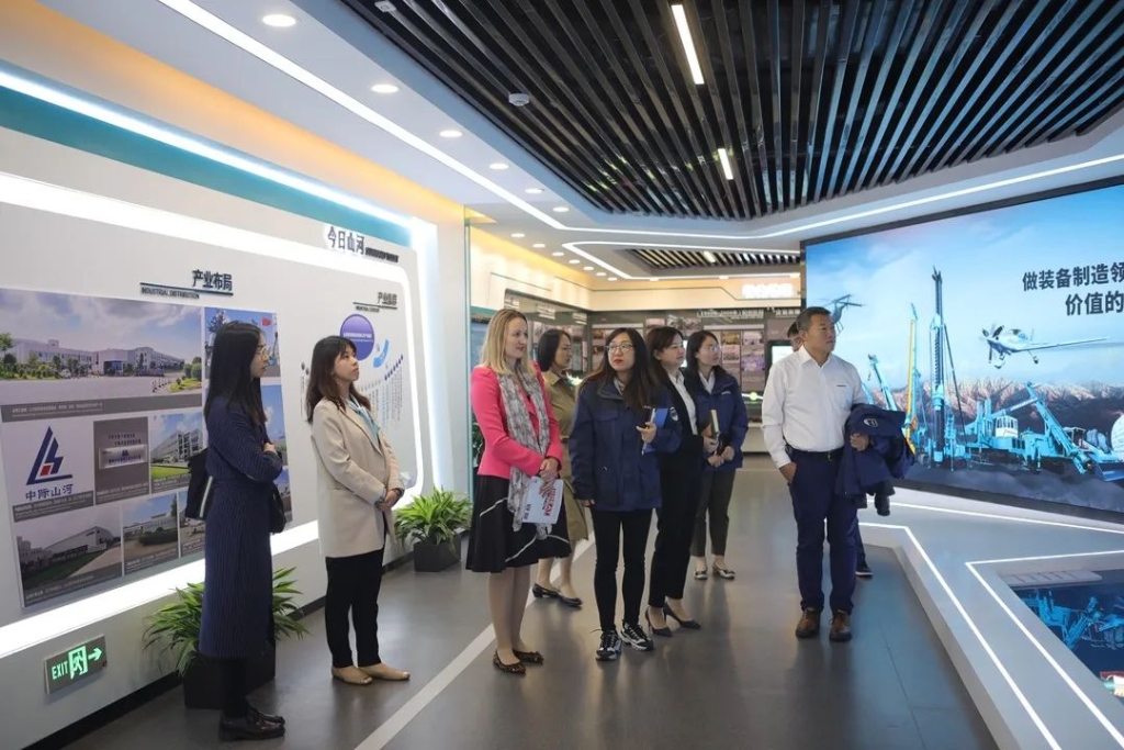 英国驻广州总领事贺颂雅考察九州ku酷游智能