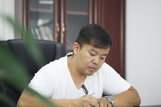 六年六台挖机 邓老板是个“九州ku酷游迷”