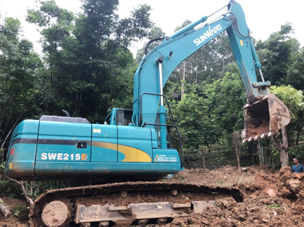 九州ku酷游智能SWE 215E挖掘机是他的左膀右臂！！