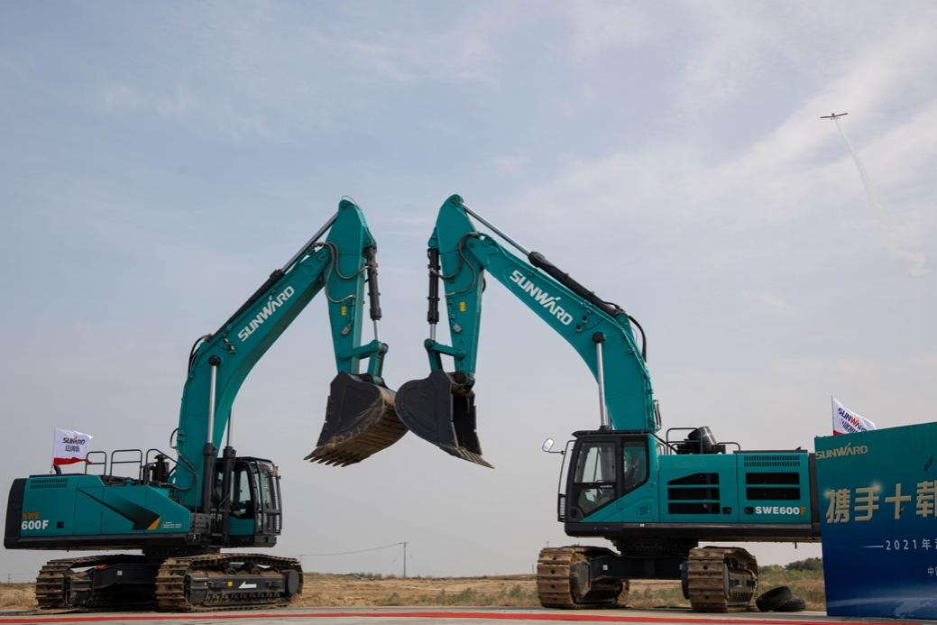 大型挖掘机批量交付、、轻型运动飞机推广……这场活动超吸睛