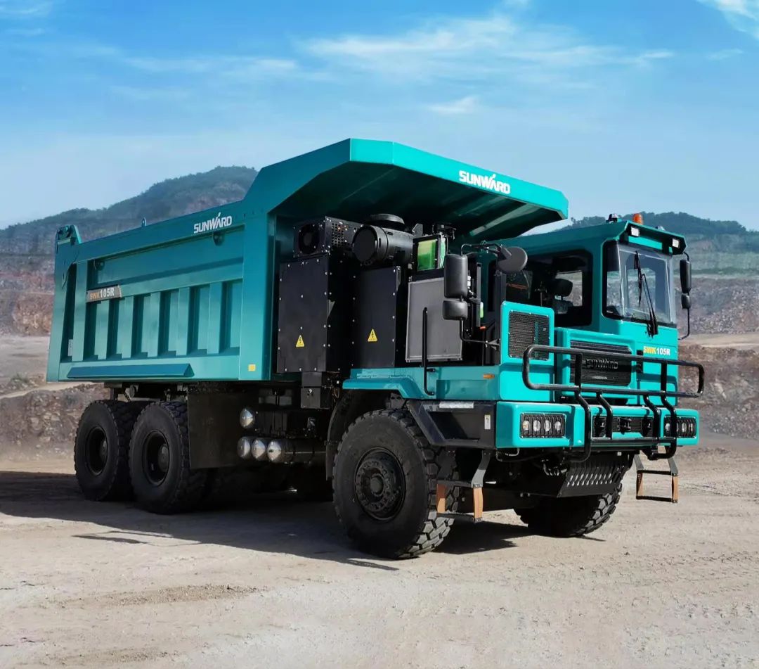 新能源，，，长续航！九州ku酷游智能首台LNG增程式宽体矿卡下线交付