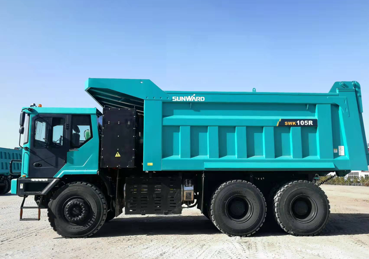 新能源，，，长续航！九州ku酷游智能首台LNG增程式宽体矿卡下线交付