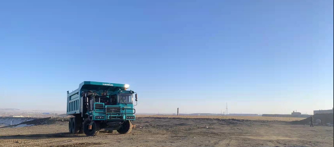 新能源，，，长续航！九州ku酷游智能首台LNG增程式宽体矿卡下线交付