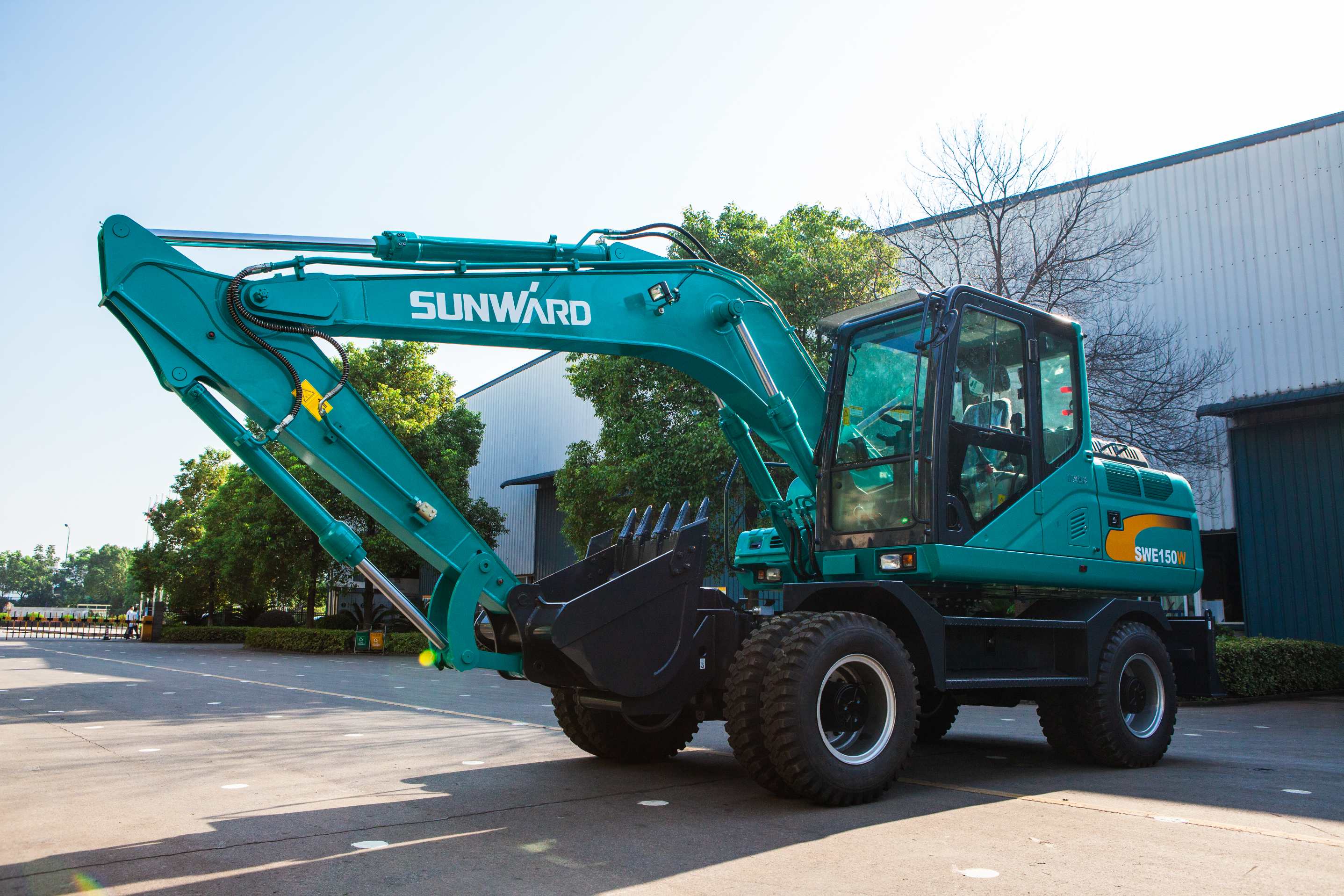 轮胎式挖掘机和履带式挖掘机，你更看好哪个？？