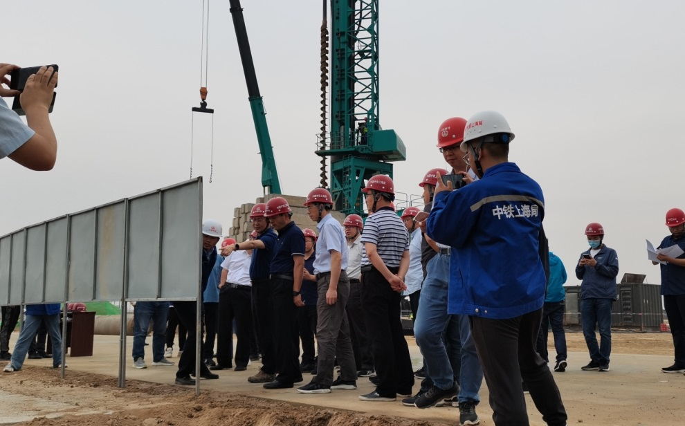 创下纪录！！九州ku酷游智能引孔式静力压桩机首次应用于高铁项目