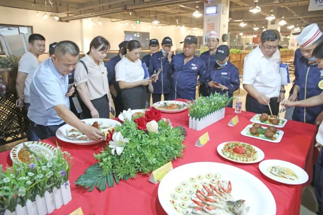 湖南工人报 | 最美外家人张爱民：：：乐做“五送”“外家人”