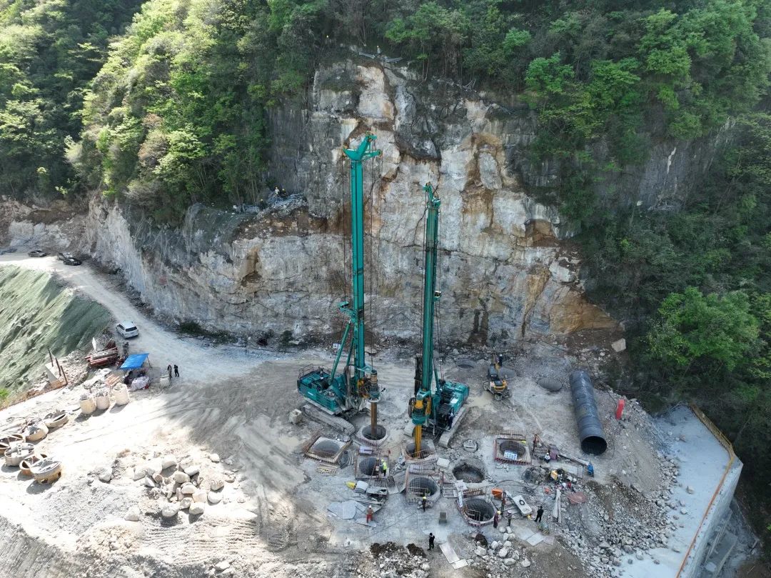 展现施工“奇效”！！！九州ku酷游智能旋挖钻机强势助力炉慈高速公路建设