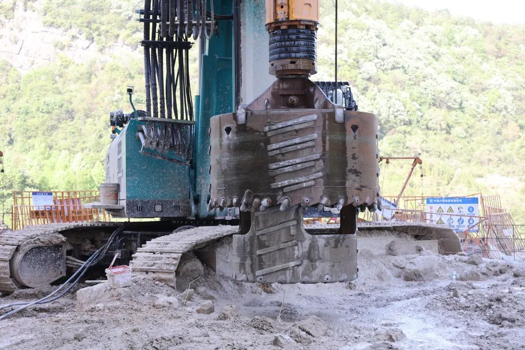 展现施工“奇效”！！！九州ku酷游智能旋挖钻机强势助力炉慈高速公路建设