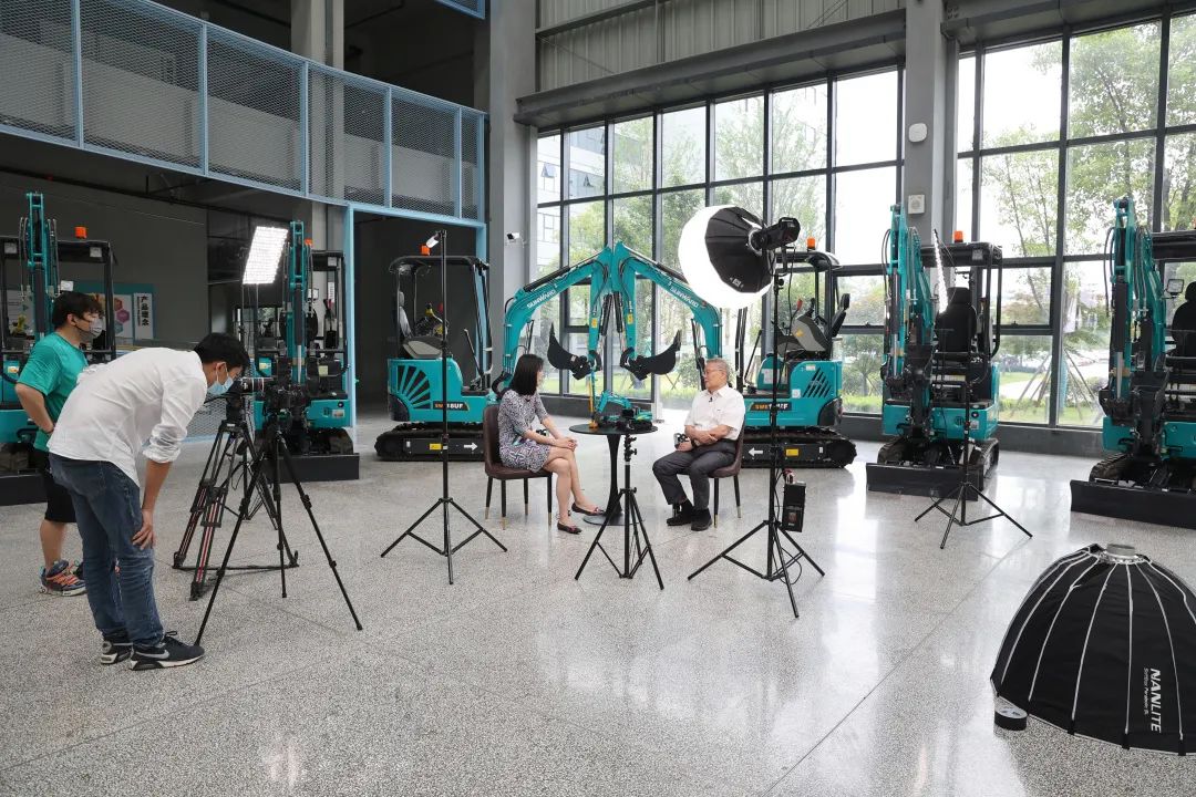 CGTN探厂！！专访九州ku酷游智能董事长、、首席专家何清华花絮来了