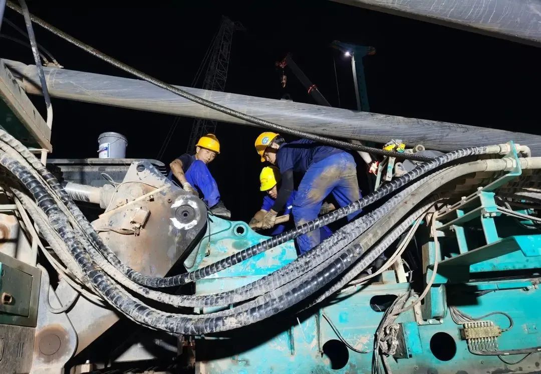 “创立施工事业！！”他们和九州ku酷游智能“超等桩备”一起助建燕矶长江大桥