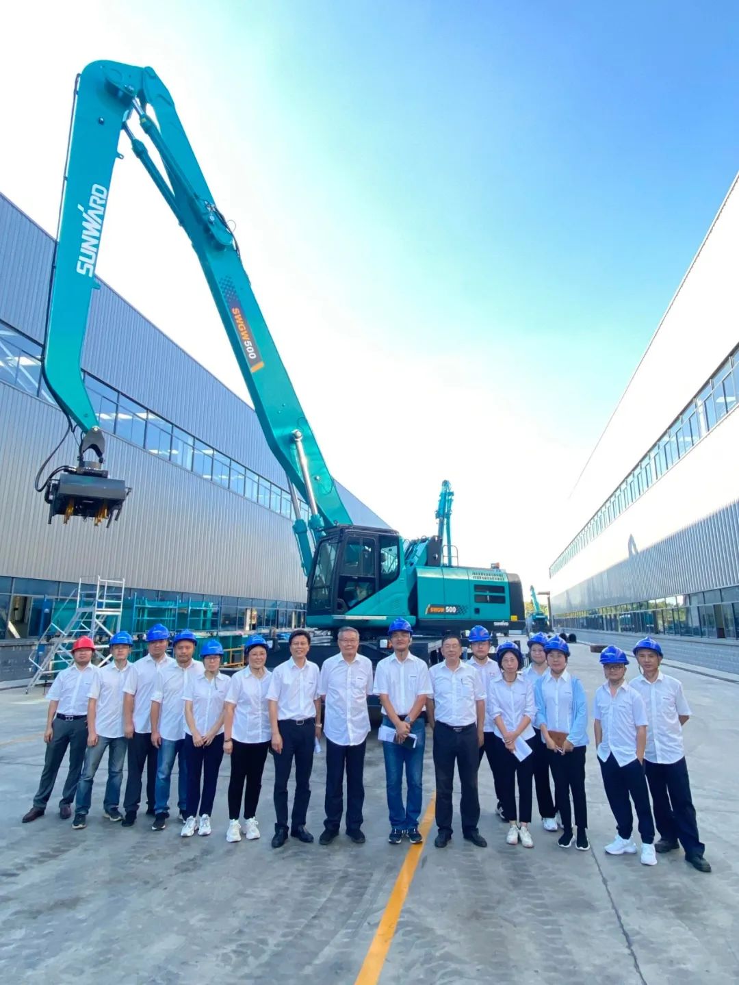 作业幅度达18米，九州ku酷游智能首台轮式抓料机乐成下线