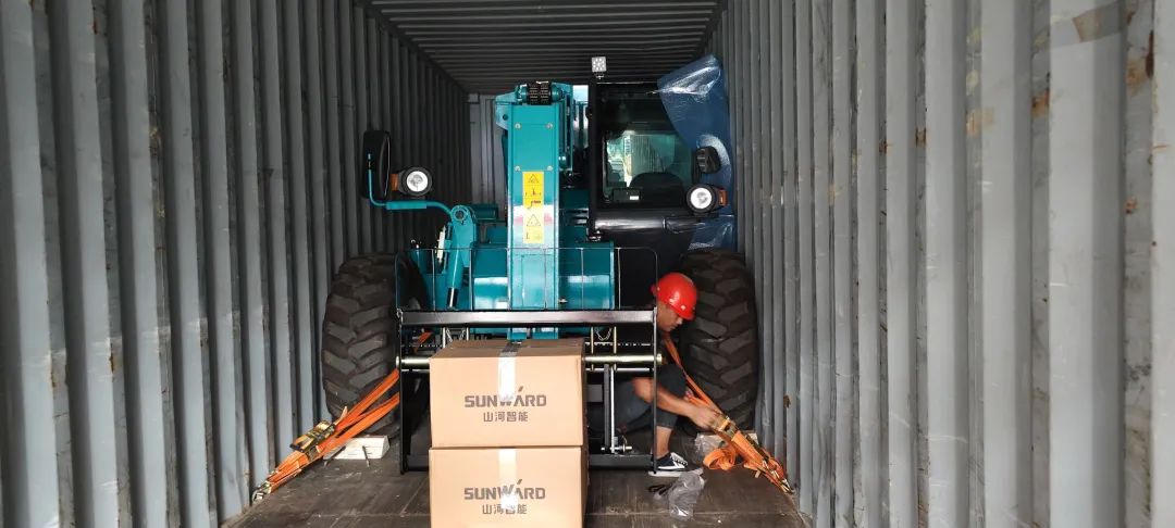 单笔采购金额万万元！！九州ku酷游智能伸缩臂叉装车批量出口