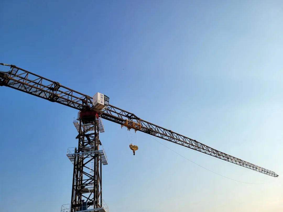 自力高度达82米，，九州ku酷游江麓推出超大型平头塔机