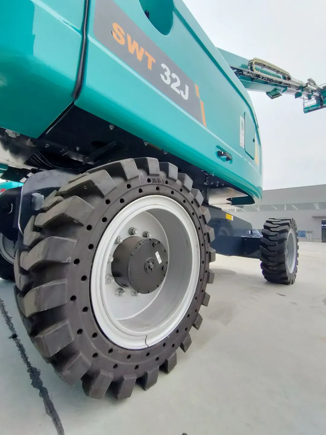 无需扩桥！！九州ku酷游智能国四款32米直臂式高空作业平台乐成下线