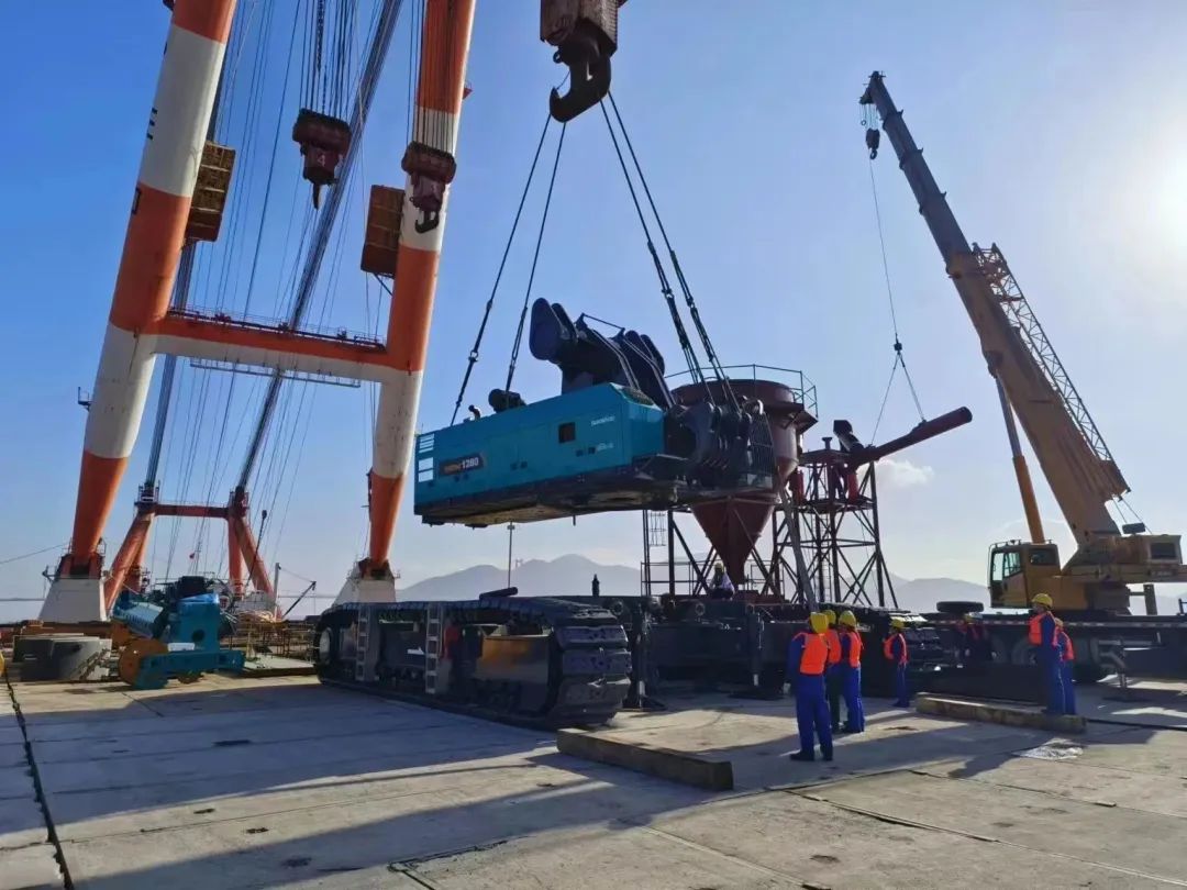 首桩开钻！！！九州ku酷游智能超等旋挖实力助建天下最大跨度公铁两用大桥