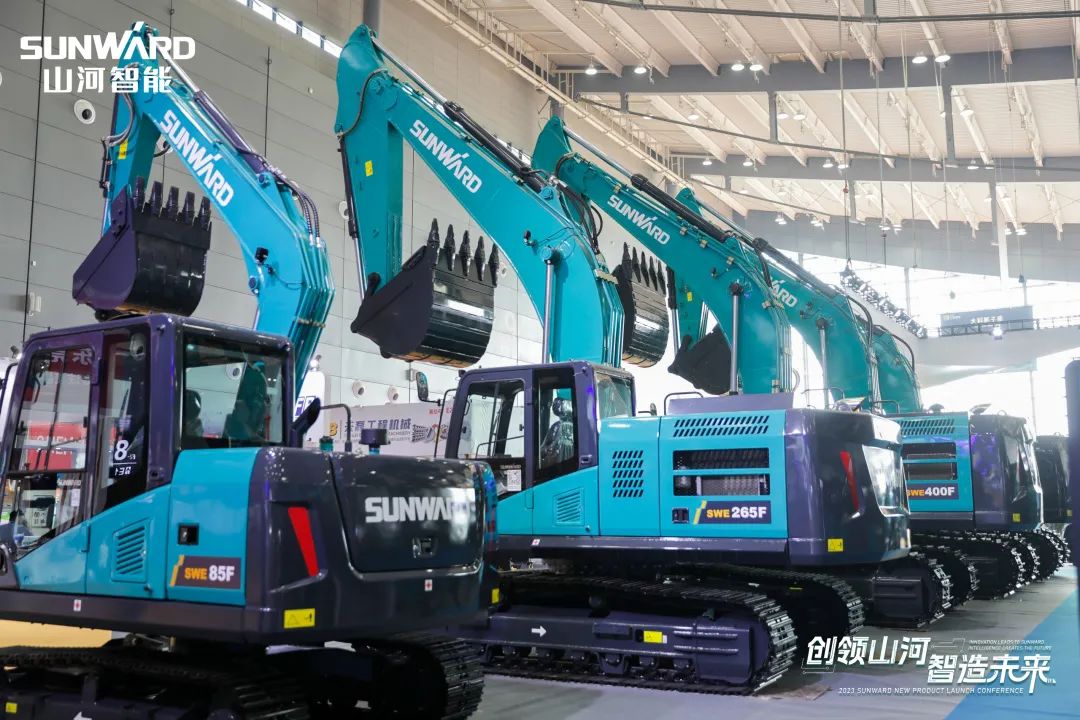 精品出击、、互动一直！九州ku酷游智能F系列挖掘机闪灼长沙展