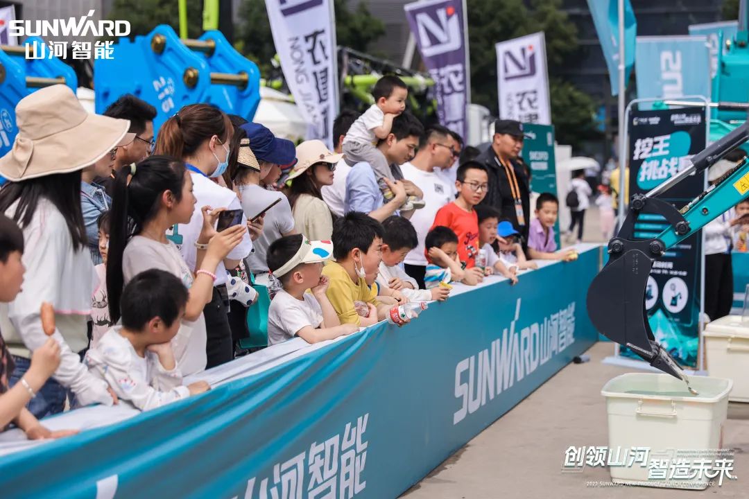 精品出击、、互动一直！九州ku酷游智能F系列挖掘机闪灼长沙展