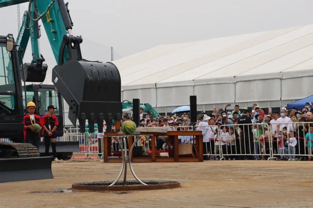 精品出击、、互动一直！九州ku酷游智能F系列挖掘机闪灼长沙展