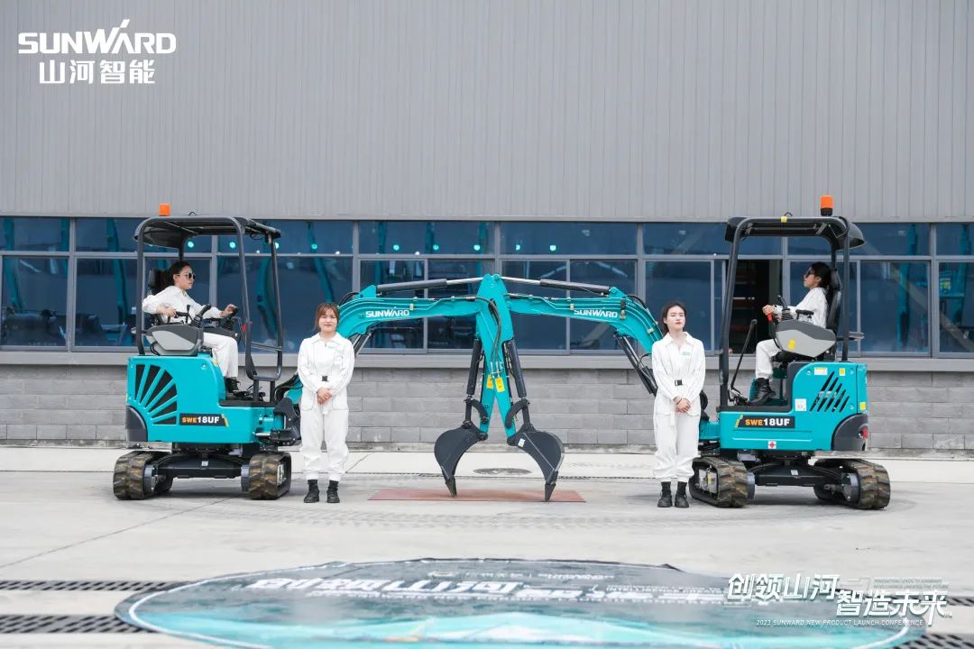 精品出击、、互动一直！九州ku酷游智能F系列挖掘机闪灼长沙展