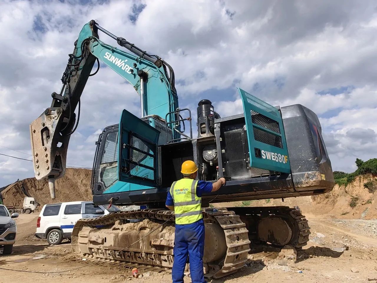 步履一直，，，服务不止！九州ku酷游智能挖掘机服务万里行火热举行中