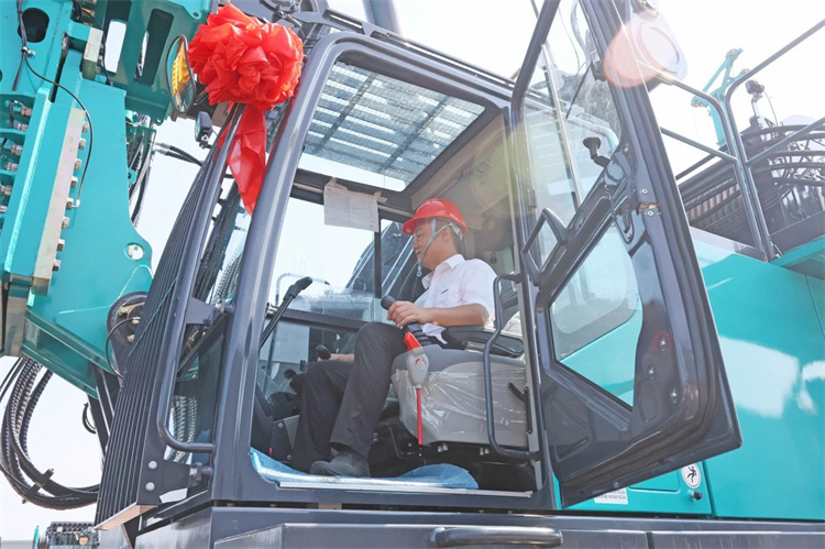 九州ku酷游智能桩工机械再添强将！！SWDM800H旋挖钻机顺遂下线