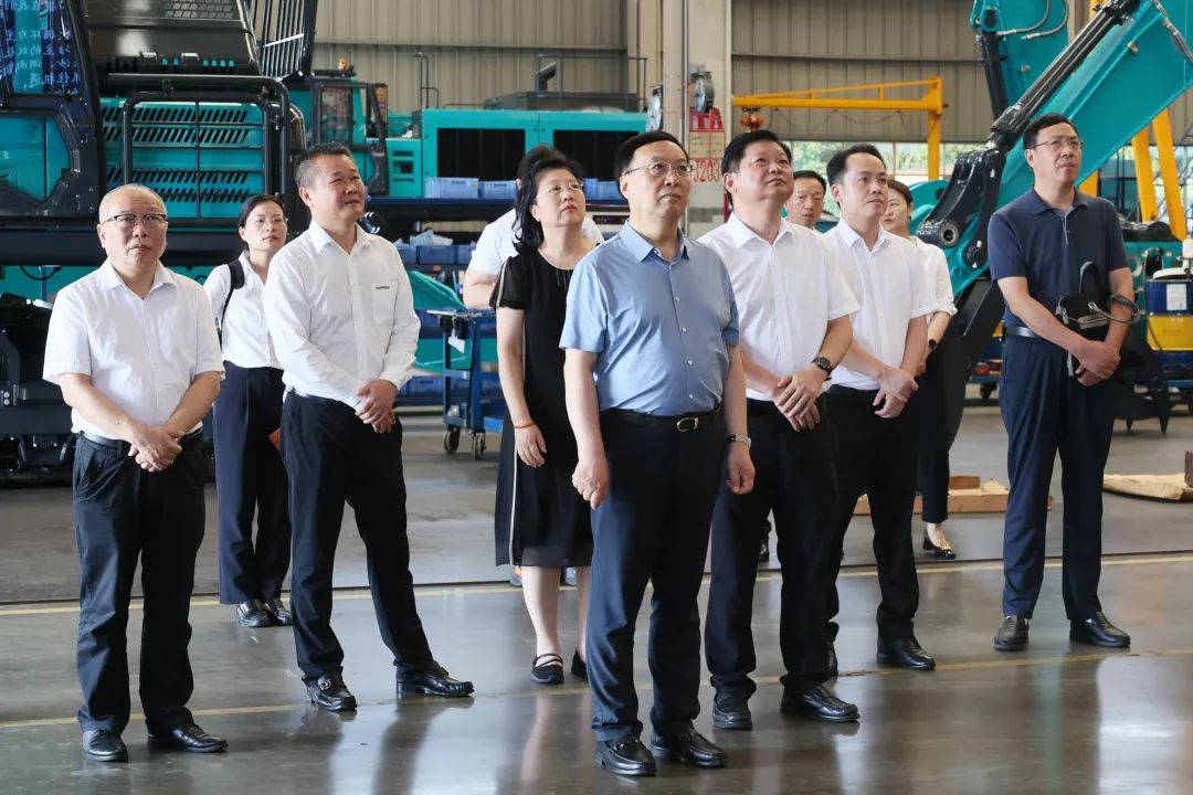 中宣部社科领域专家学者到九州ku酷游智能调研高质量生长