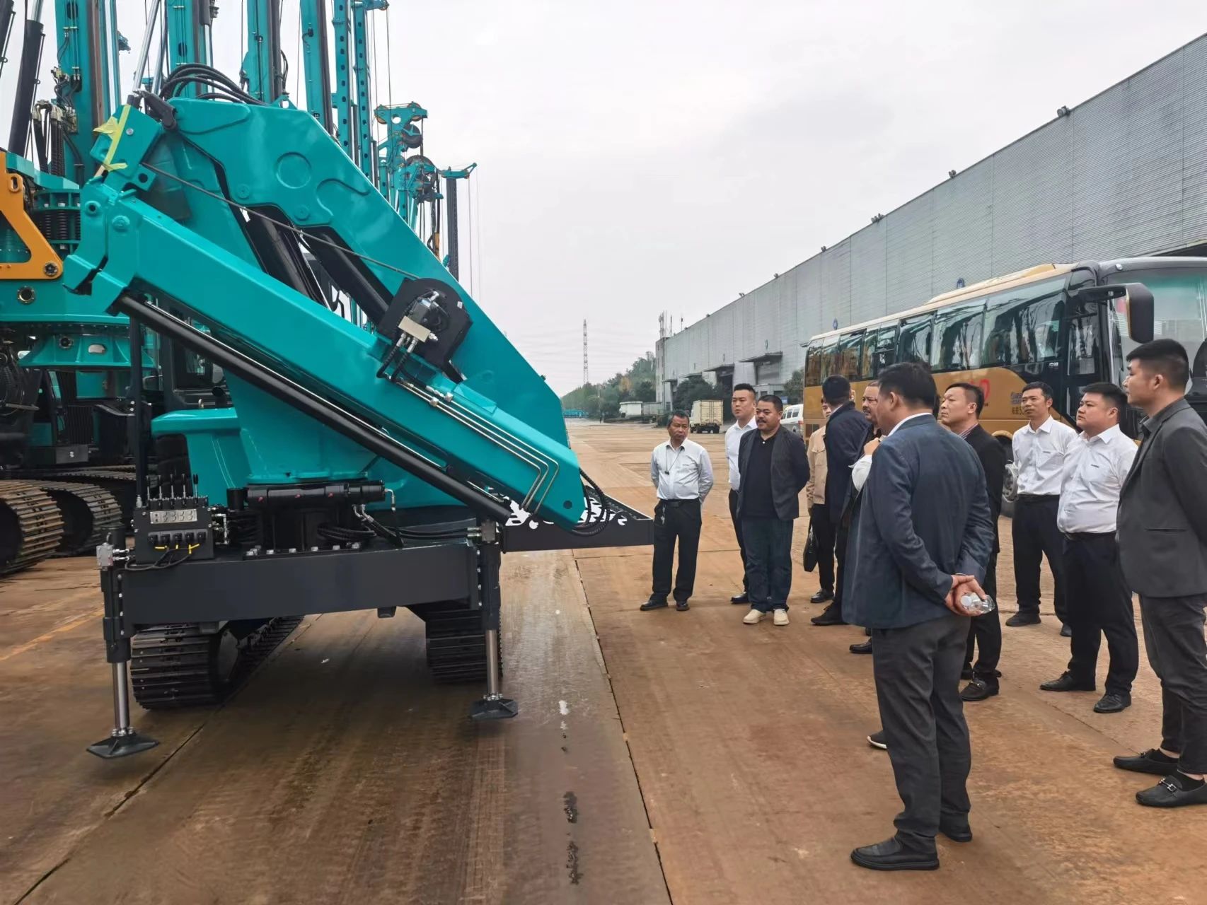 行业严冬现暖阳！！现场签购20台旋挖钻机，，九州ku酷游智能携手湖南骏牛助力国家电网项目建设