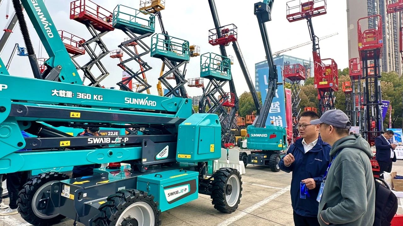 “爆品”来袭，签简单直！！ 九州ku酷游智能艳服亮相第八届天下高空作业平台租赁大会