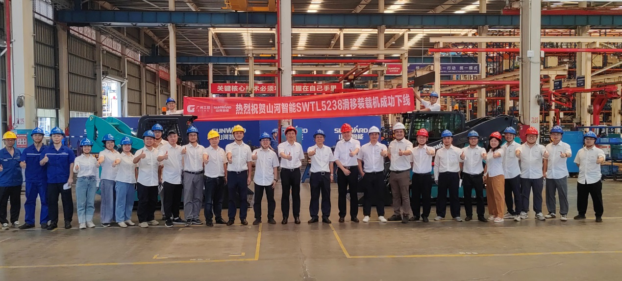 大马力、、、高性能、、、高设置！！！您要的履带式滑移装载机下线啦！！！