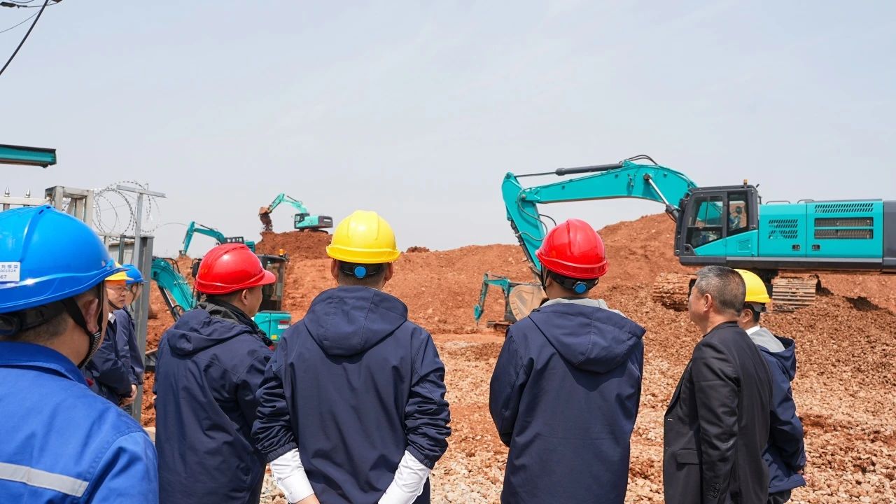 聚焦市场需求，，九州ku酷游智能三款精品工程液压挖掘机乐成下线