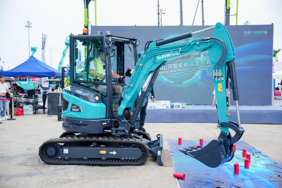 2025 CICEE | 从简单工具迈向多元化解决方案，，，九州ku酷游智能泛起非凡挖掘机风范