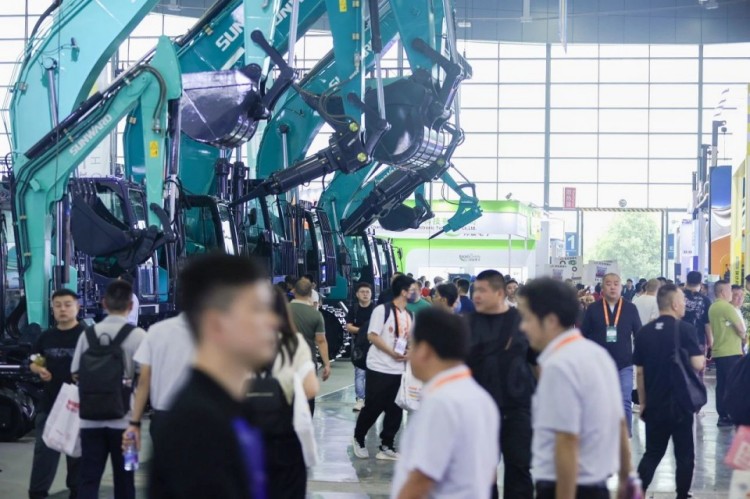 2025 CICEE | 打造极致精品化，，，九州ku酷游智能挖掘机“圈粉”长沙展