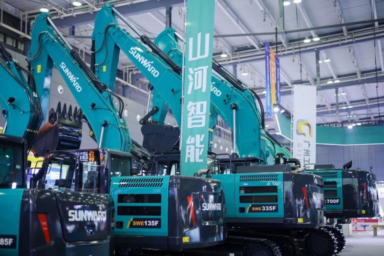 2025 CICEE | 打造极致精品化，，，九州ku酷游智能挖掘机“圈粉”长沙展