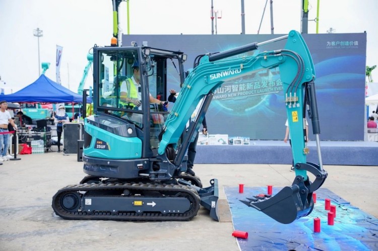 2025 CICEE | 打造极致精品化，，，九州ku酷游智能挖掘机“圈粉”长沙展