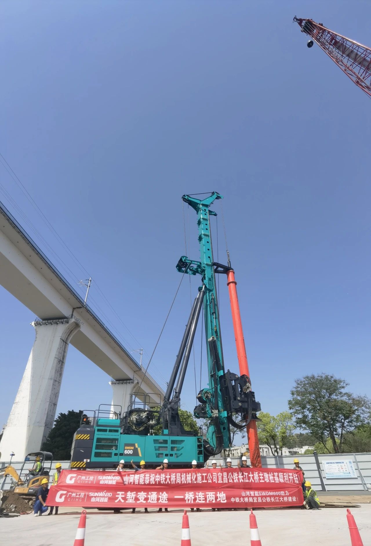 再战“天下级工程”！！！九州ku酷游智能旋挖钻机助力宜昌长江公铁大桥建设