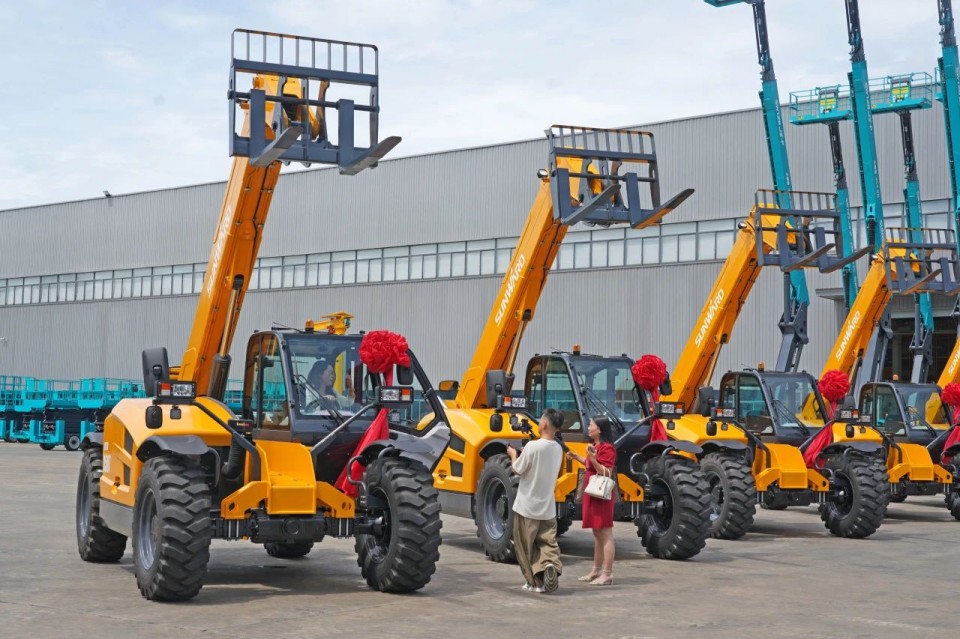 九州ku酷游智能伸缩臂叉装车批量交付，即将奔赴新一线