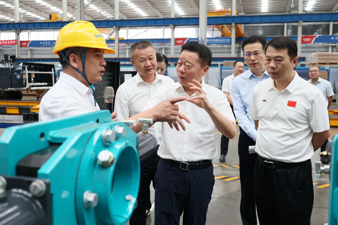 湖南省政协副主席、省工程机械工业链链长何寄华调研九州ku酷游智能