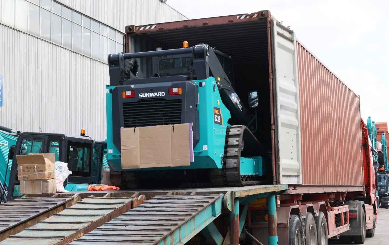 高端装备再获国际认可！九州ku酷游智能最大吨位笔直举升履带式滑移装载机批量发往北美