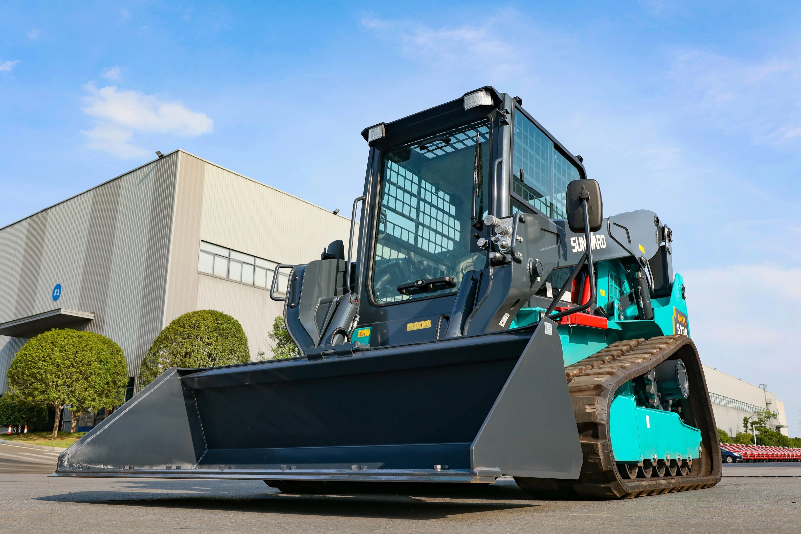 高端装备再获国际认可！九州ku酷游智能最大吨位笔直举升履带式滑移装载机批量发往北美