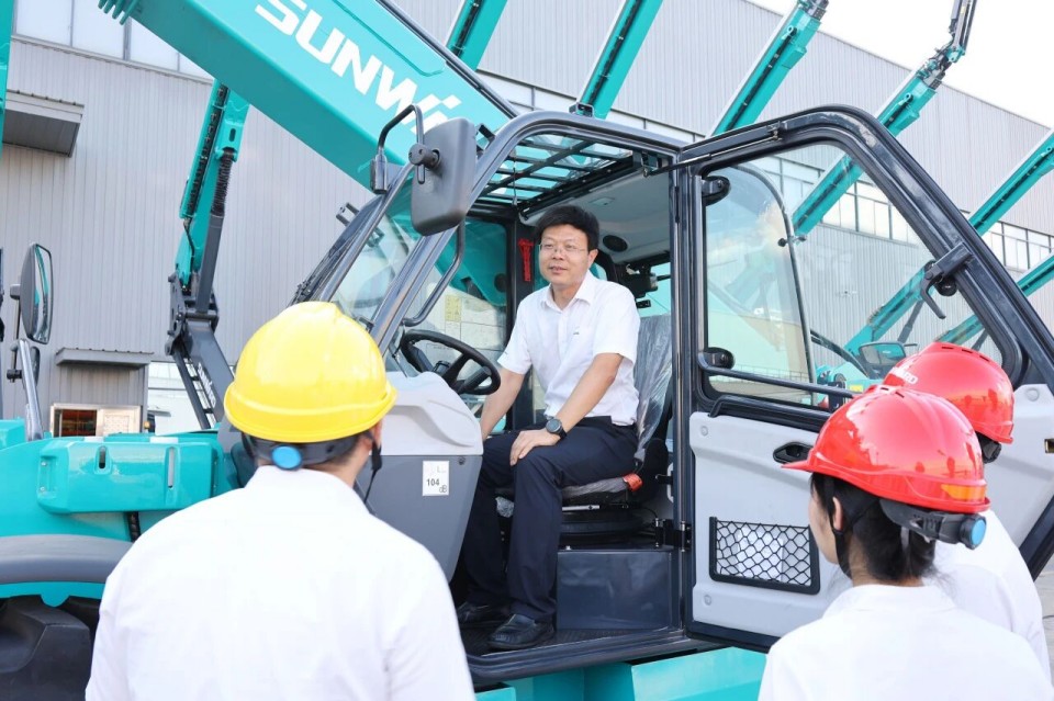 高端机型“双箭齐发”！九州ku酷游智能两款伸缩臂叉装车乐成下线