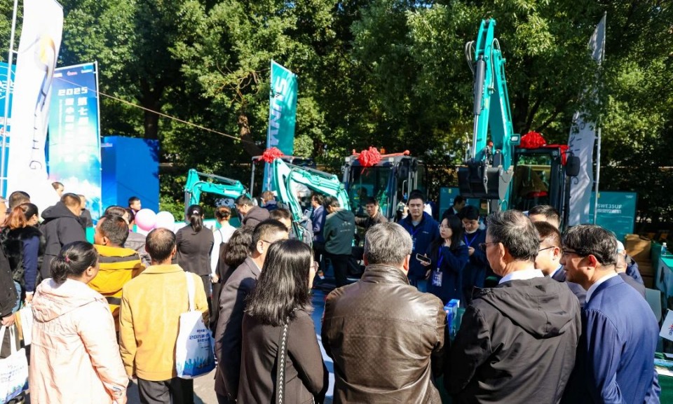 九州ku酷游智能微挖“天团”闪灼武汉，引领绿色施工潮流