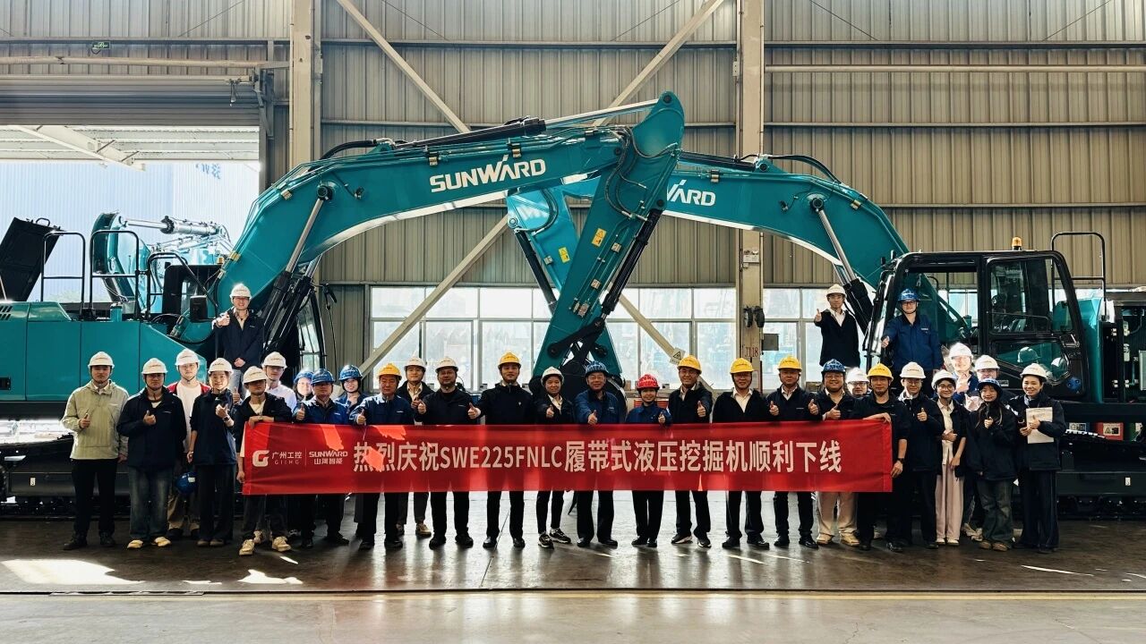 “双子星”闪灼！九州ku酷游智能两款履带式液压挖掘机乐成下线